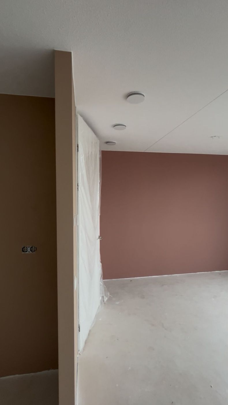 Accentmuur in oud-roze