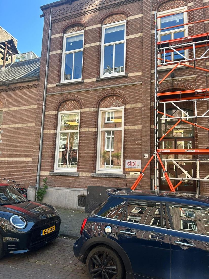 Buitenschilderwerk aan de gevel vanaf de steiger