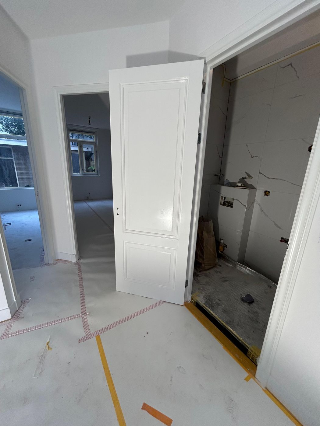 Strak witte hal met deuren en kozijnen